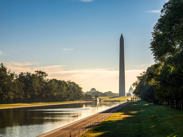 Μνημείο του Λίνκολν αντανακλώντας την πισίνα και το μνημείο της Ουάσιγκτον στην Ουάσινγκτον Dc, ΗΠΑ - Φωτογραφία, εικόνα