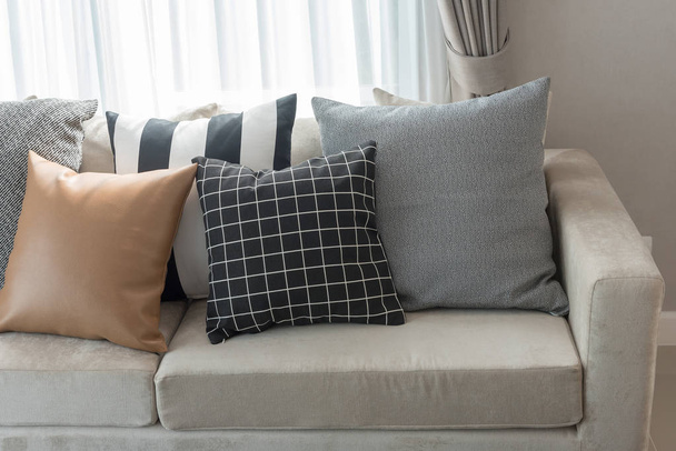 затишний стиль вітальні з набором диванів і подушок, концепція дизайну інтер'єру
 - Фото, зображення