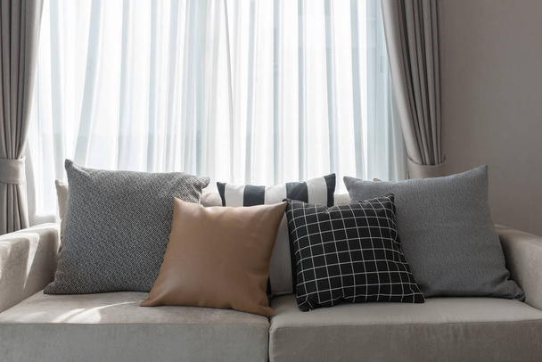 accogliente stile soggiorno con set di divani e cuscini, concetto di interior design
 - Foto, immagini