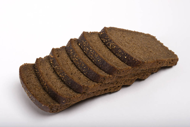 Brot. Graan Food Group. Zwart brood. Soort brood op de top. Gesneden brood op een witte achtergrond. - Foto, afbeelding