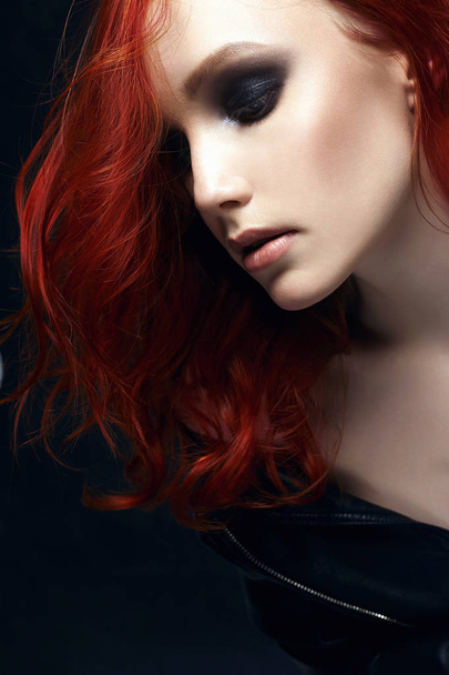 Gyönyörű fiatal nő a bőr kabát. vörös hajú lány make-up - Fotó, kép