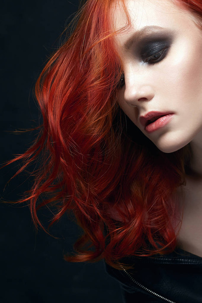 美しい若い女性。メイクで赤い髪の少女 - 写真・画像