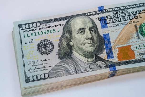 Валюта США, банкноты по 100 долларов на столе
 - Фото, изображение
