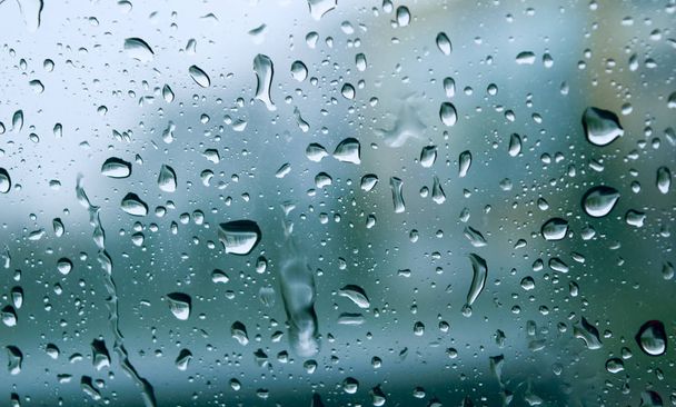 Sadepisarat lasipinnalla sateisena päivänä, Vesipisarat kiinnitetty lasiin, yksinäinen väri sävy - Valokuva, kuva