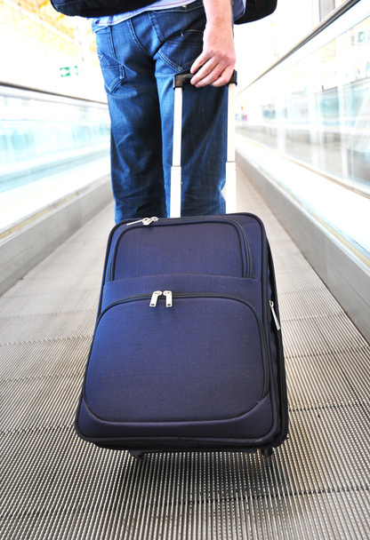 Мандрівник з валізою на прогулянці
 - Фото, зображення