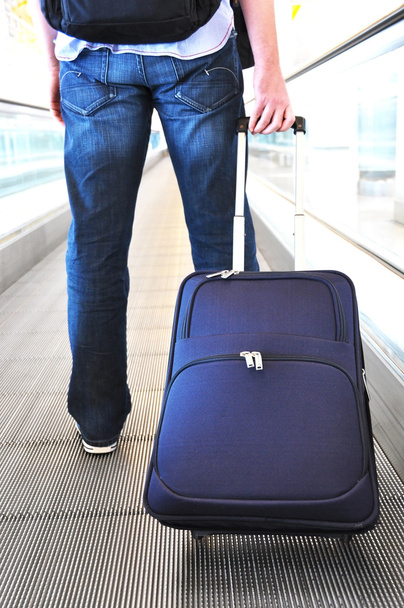 Viajero con una maleta en la pasarela
 - Foto, Imagen