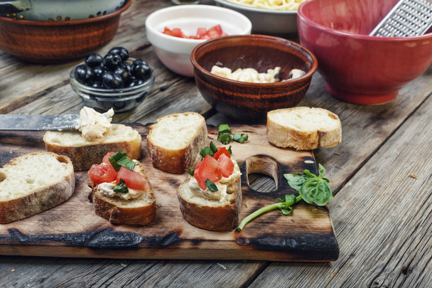 Итальянские брускетты с помидорами и базиликом. здоровое питание
 - Фото, изображение