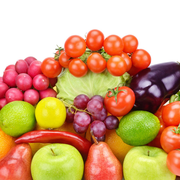 Frutas y hortalizas aisladas sobre fondo blanco. Comida ecológica. Espacio libre para texto
. - Foto, imagen