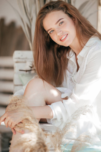 Piękna młoda kobieta w białej sukni, pozowanie na lato  - Zdjęcie, obraz