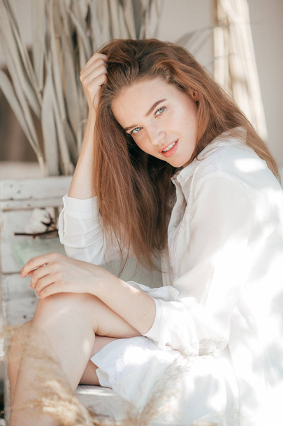 Hermosa joven en vestido blanco posando en verano
  - Foto, Imagen