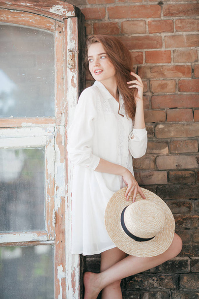 Beautiful young woman  posing at summer with straw hat - Foto, Imagen