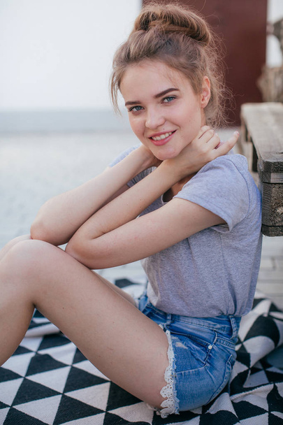 Beautiful young woman in jeans short  posing  - Foto, imagen