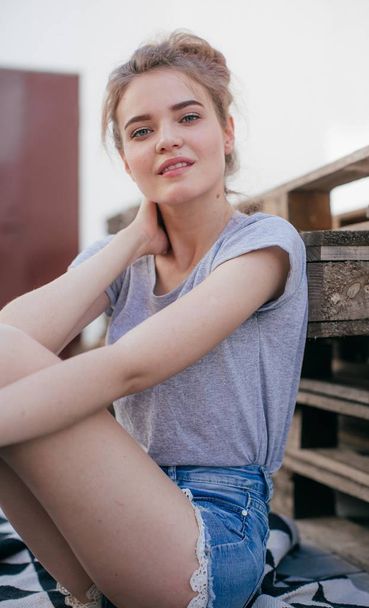 Beautiful young woman in jeans short  posing  - Foto, imagen