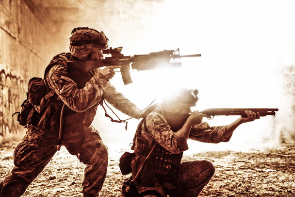 Dva útočící vojáci uprostřed plamenů a kouře - Fotografie, Obrázek