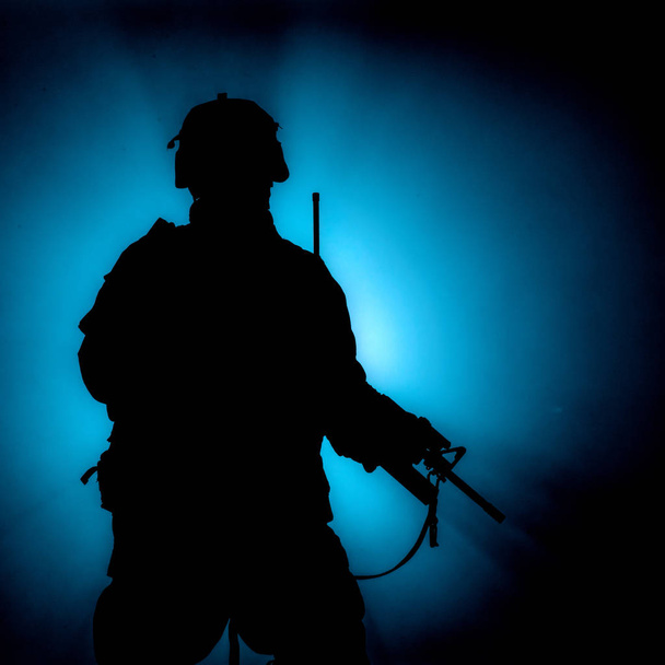 Silhouet van de soldaten op de achtergrond van brand explosie - Foto, afbeelding