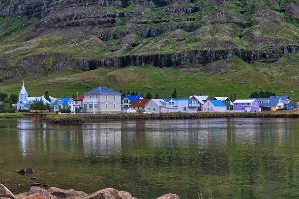 Fiord Seydisfjordur podstawie miast, Islandia - Zdjęcie, obraz