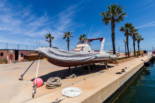 Un yacht en attente de réparation ou de stockage de yachts sur le rivage
 - Photo, image