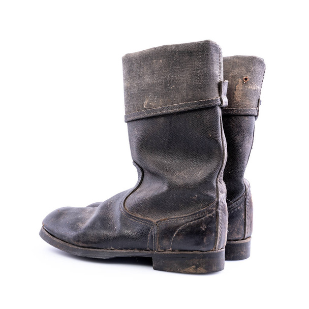 Ρετρό μπότες - Kirza μπότες σε άσπρο φόντο, χρησιμοποιείται στην Σοβιετική Ένωση για στρατιώτες στο στρατό και για εργασία, κατασκευασμένη από τεχνητό δέρμα - Φωτογραφία, εικόνα