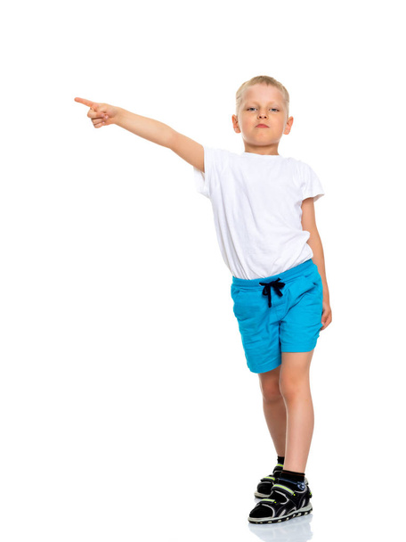 A little boy in a pure white T-shirt is pointing at something. - Fotoğraf, Görsel