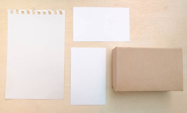 замітка папір на фоні текстури деревини з копіювальним простором
 - Фото, зображення