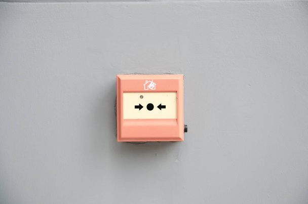 botão de alarme de incêndio vermelho montado na parede usado para ativar sistemas de aviso em edifícios
 - Foto, Imagem
