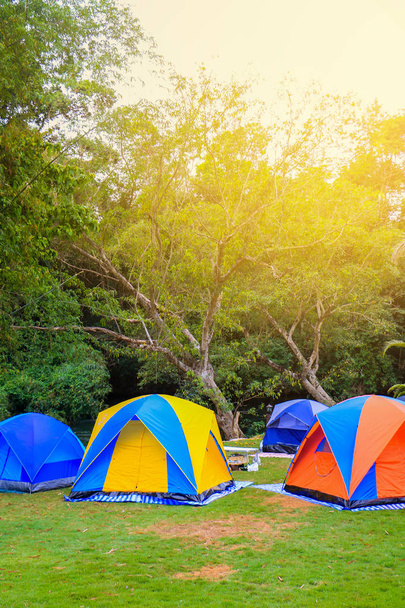 Az üdülőhely rekreációs színes sátor - Fotó, kép