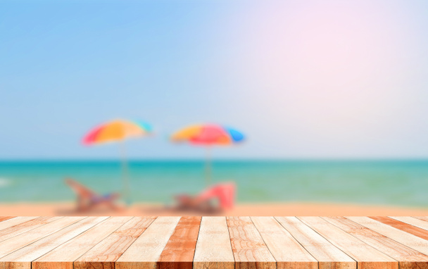 Εσωτερικη ξύλινη σανίδα με παραλία θολή υπόβαθρο χρήση για προϊόντα ή κάτι που θέλετε να εμφανίσετε - Φωτογραφία, εικόνα