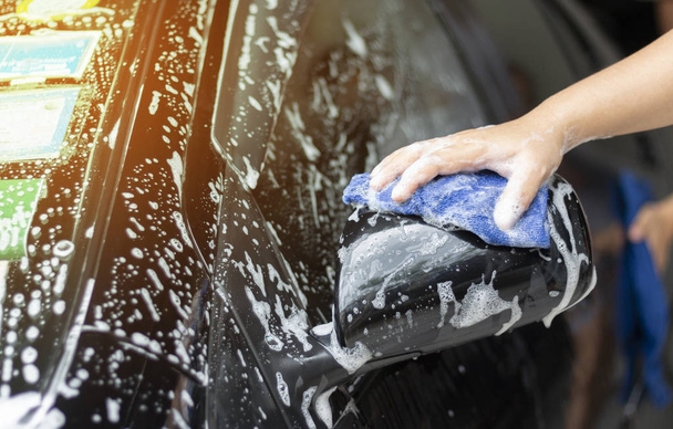 Zbliżenie ludzi, czyszczenie i mycie samochodu - Zdjęcie, obraz