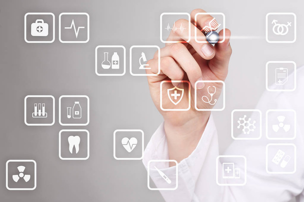 medizinische Symbole auf virtuellem Bildschirm. moderne Technologie in der Medizin. - Foto, Bild