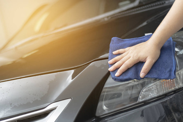 Рука людини, що показує прибирання і миття автомобіля
 - Фото, зображення