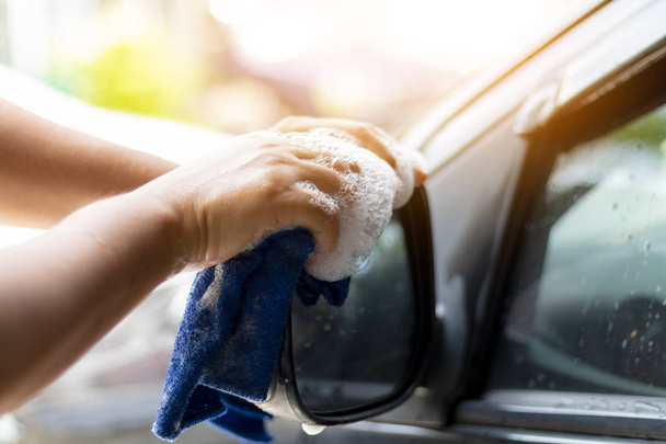 Ανθρώπινο χέρι δείχνοντας καθαρά μέχρι και το πλύσιμο του αυτοκινήτου - Φωτογραφία, εικόνα