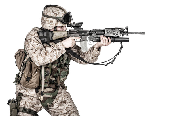 Ουρλιάζοντας πυροβολητής μηχανή στρατιώτης γυρίσματα από τη μέση - Φωτογραφία, εικόνα