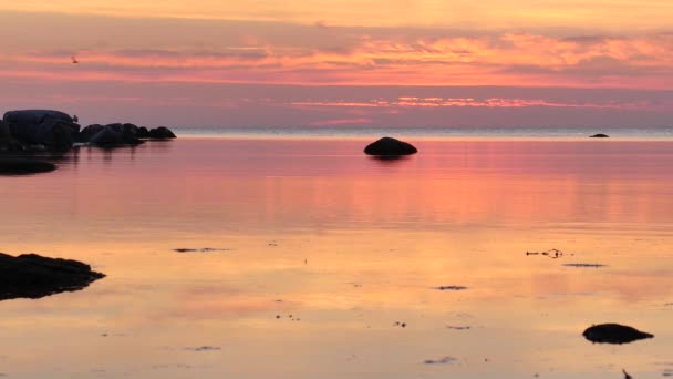 Ηλιοβασίλεμα από το νησί Γκότλαντ, πόλη νότια της Σουηδίας. Το νησί βρίσκεται στη Βαλτική θάλασσα. - Πλάνα, βίντεο