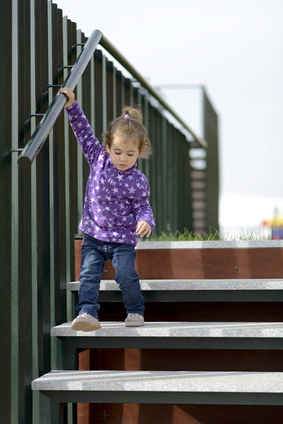 20 aylık kızım açık havada merdivenlerden devam - Fotoğraf, Görsel