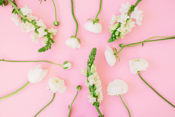 Patrón floral de hermosas flores blancas sobre fondo rosa. Asiento plano, vista superior. Fondo floral
. - Foto, Imagen