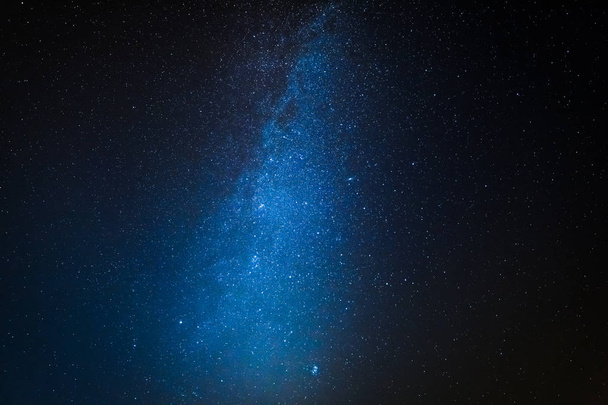 Impresionante universo y constelación con millones de estrellas
 - Foto, imagen