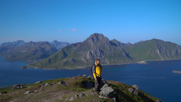 Τουρίστας στην κορυφή Lofoten - Πλάνα, βίντεο