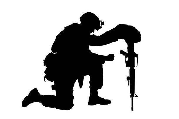 Smutny żołnierz klęcząc z powodu śmierci przyjaciela - Zdjęcie, obraz