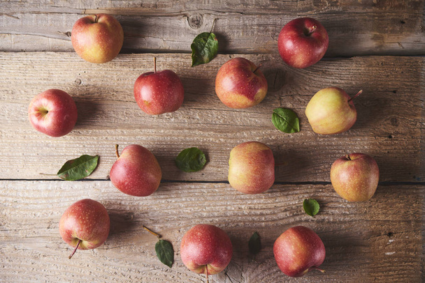 Manzanas rojas maduras jugosas frescas en la mesa de madera
 - Foto, imagen