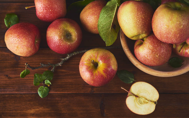 frischer reifer Apfel über hölzernem braunem Hintergrund - Foto, Bild