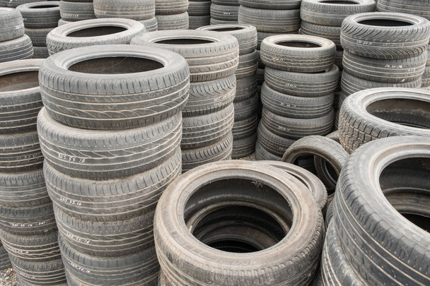 hromadu starých pneumatik na zemi - Fotografie, Obrázek