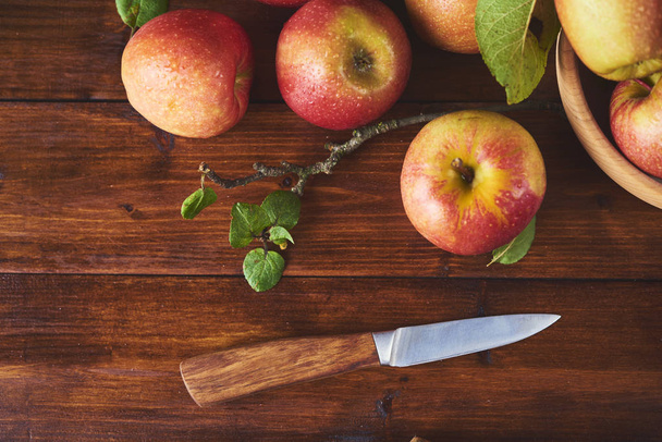 Tuore kypsä omena yli puinen ruskea tausta
 - Valokuva, kuva