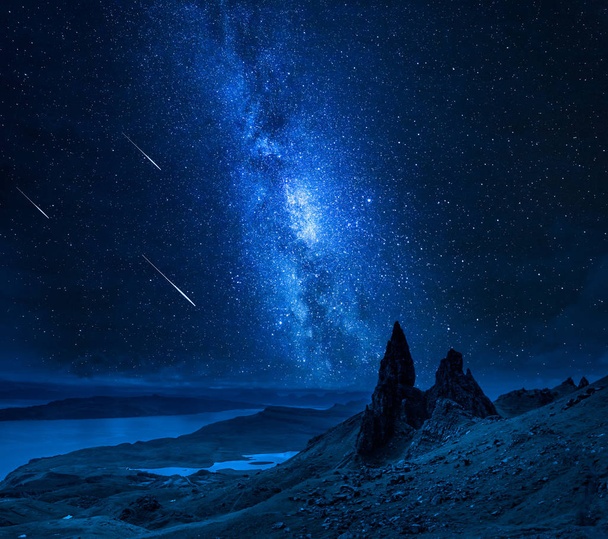 Falling stars over Old Man of Storr at night, Scotland - Foto, immagini
