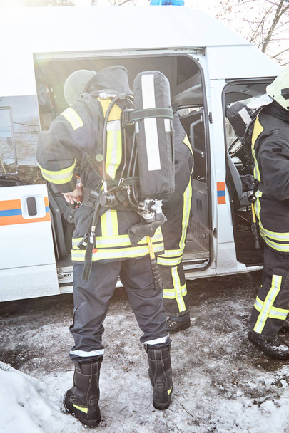 Спасатели одевают специальное оборудование и одежду
 - Фото, изображение