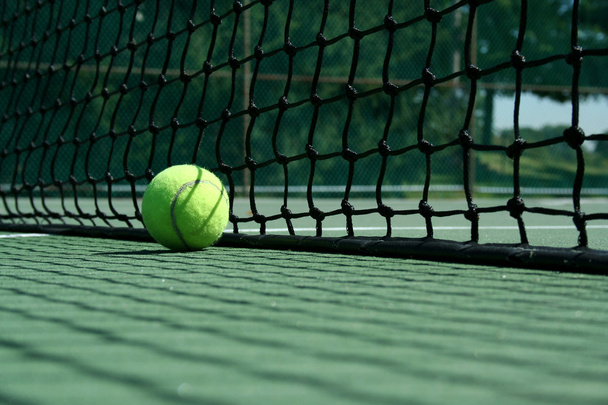 Pelota de tenis cerca de red
 - Foto, imagen