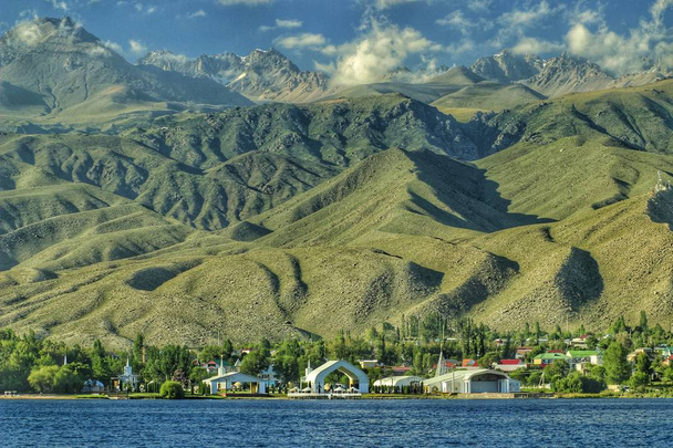 Povaha Kyrgyzstánu. Kulturní centrum "Rukh Ordo" pojmenovaný po Ch. Ajtmatov - komplex na severním břehu jezera Issyk-Kul, v městě Cholpon-Ata. Komplex je pojmenovaný po jednom z nejslavnějších Kyrgyzština na světě – Čingiz Ajtmatov. - Fotografie, Obrázek