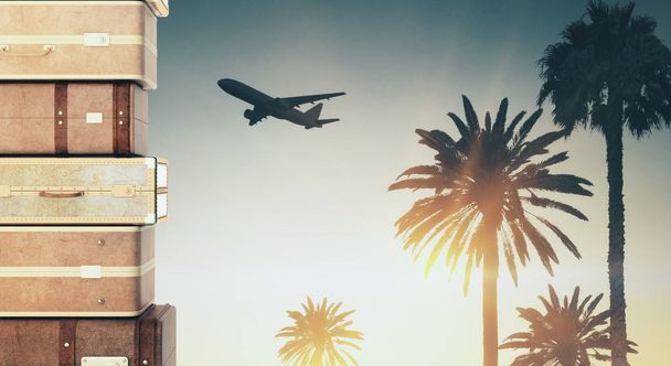 Maletas apiladas sobre fondo creativo de vacaciones con palmeras retroiluminadas y aeroplano. Concepto de viaje y transporte
  - Foto, imagen
