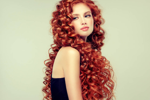 Belle fille modèle avec cheveux bouclés rouges.Jeune femme avec coiffure courte ondulée
 - Photo, image