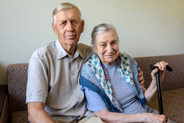 Perhe, vanhukset. Vanha mies halaa vaimoaan. Puolisot, jotka ovat asuneet yhdessä yli 50 vuotta. Käsite: Onnellinen vanhuus, hoito, rakkaus
. - Valokuva, kuva