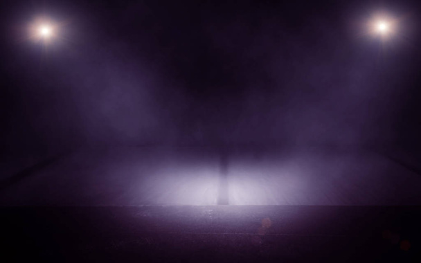 Hintergrund eines leeren dunklen Raumes mit Neonlicht. abstrakter Hintergrund mit Schein und Nebel - Foto, Bild